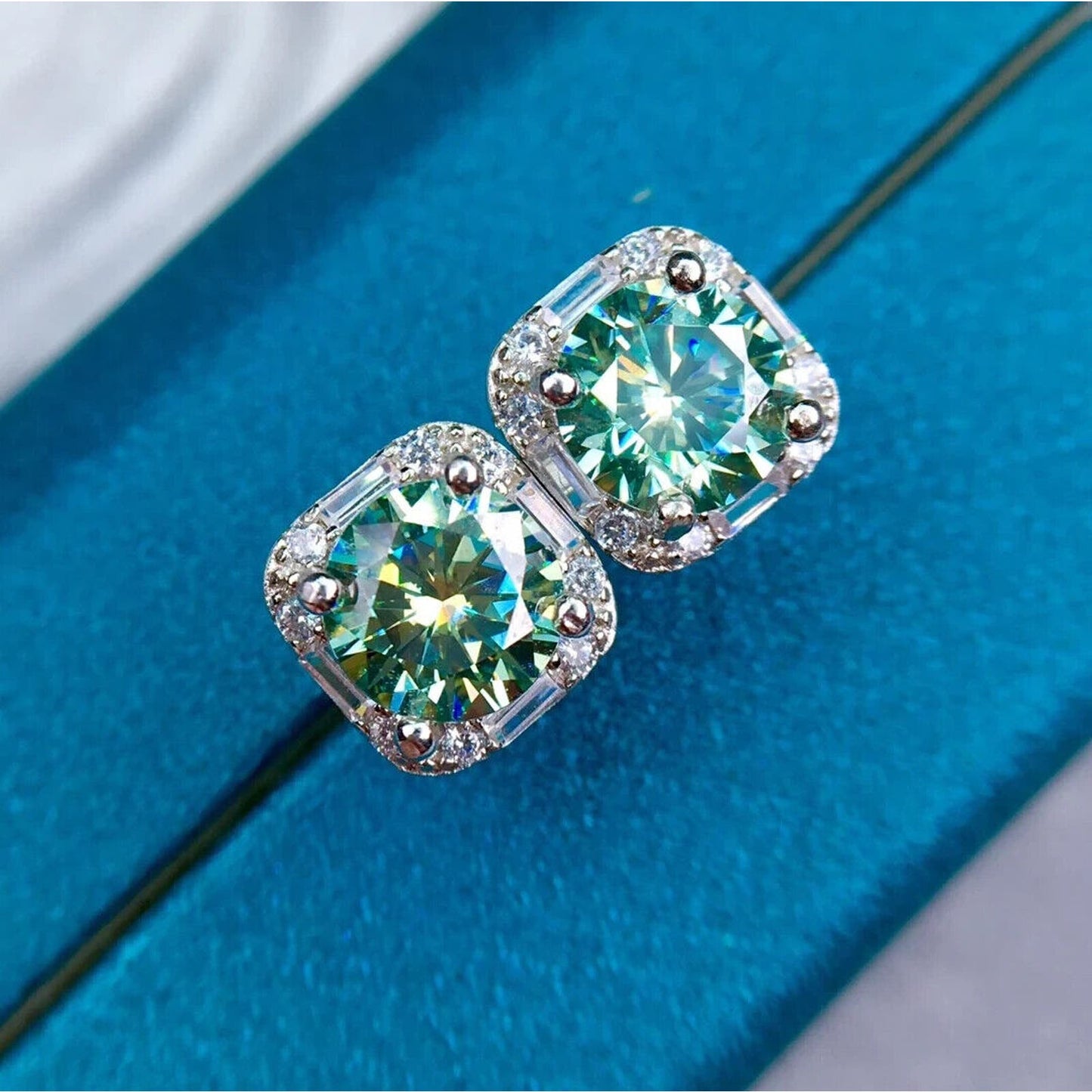 VVS1 Round Brilliant Cut Green Moissanite Stud Earrings 1CT